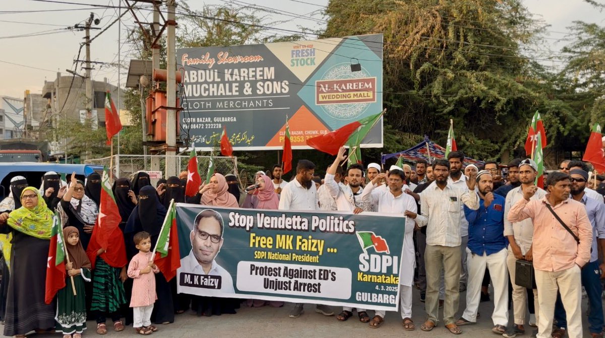 AleemIlahi's tweet photo. SDPI Gulbarga Protested &amp; strongly condemn the arbitrary arrest of SDPI National President MK Faizy. 

📍 Maulana Azad National Chowk, Dargah Road, Gulbarga

#ReleaseMKFaizy #StopPoliticalVendetta #StandWithMKFaizy https://t.co/g94G3Mcaut