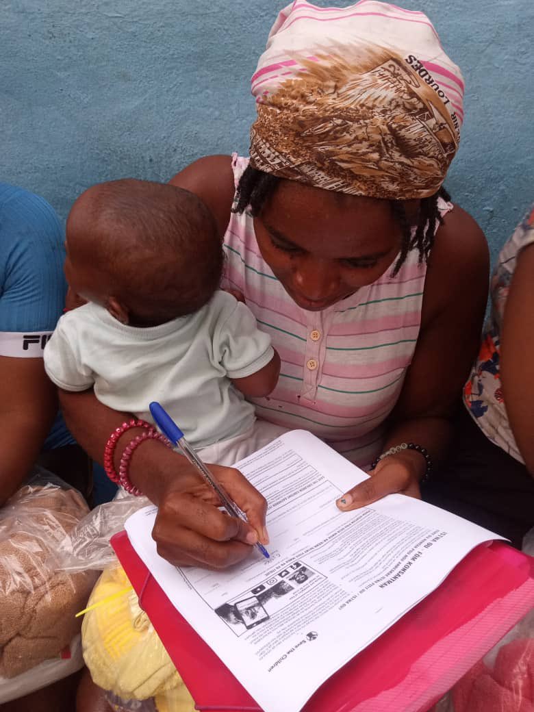 Avec l’appui de <a href="/SavetheChildren/">Save the Children US</a> , <a href="/KRIFA_/">Kri Fanm Ayiti</a> a distribué des kits aux femmes enceintes et allaitantes des sites Collège Antilles et ONA. Cette initiative s’inscrit dans le cadre de la mise en ouvre du projet de prévention et prise en charge psychosociale des enfants dans les sites.
