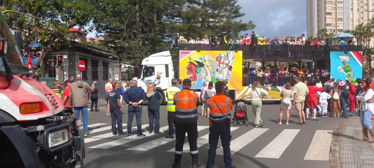 ProteCivilLPA's tweet photo. Esta pasando, nuestros voluntarios colaboran con @BomberosLPA @PoliciaLPA @CGPCanaria @CruzRojaLP @LimpiezaLPGC en el Dispositivo de Riesgos de de la #cabalgatainfantil #carnavallpgc 

#Prevención
#CabalgataSegura
#ProtecciónCivil https://t.co/aXf71NtGiS