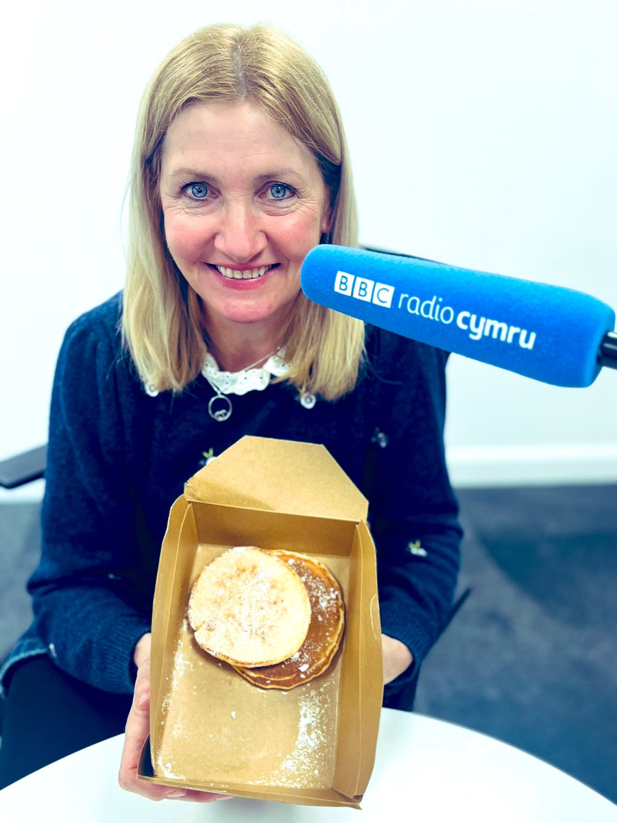 Shân Cothi (@realshancothi) on Twitter photo Ni’n neud pethe mewn steil yn Sir Gar!! Crempogau Cothi yn hedfan mas o’r gegin!!! Diolch o GALON i’r cwc proffesiynol <a href="/LisaFearn/">Lisa Fearn</a> <a href="/ysiedHQ/">Y Sied</a> a’r i’r cwc semi proffesiynol TEZZA am ddiwrnod PANCWS i’w gofio! <a href="/BBCRadioCymru/">Radio Cymru</a> #BoreCothi 👌 <a href="/terwyndavies/">Terwyn Davies</a> 😜⭐️🤣 Ni’n neud pethe mewn steil yn Sir Gar!! Crempogau Cothi yn hedfan mas o’r gegin!!! Diolch o GALON i’r cwc proffesiynol <a href="/LisaFearn/">Lisa Fearn</a> <a href="/ysiedHQ/">Y Sied</a> a’r i’r cwc semi proffesiynol TEZZA am ddiwrnod PANCWS i’w gofio! <a href="/BBCRadioCymru/">Radio Cymru</a> #BoreCothi 👌 <a href="/terwyndavies/">Terwyn Davies</a> 😜⭐️🤣