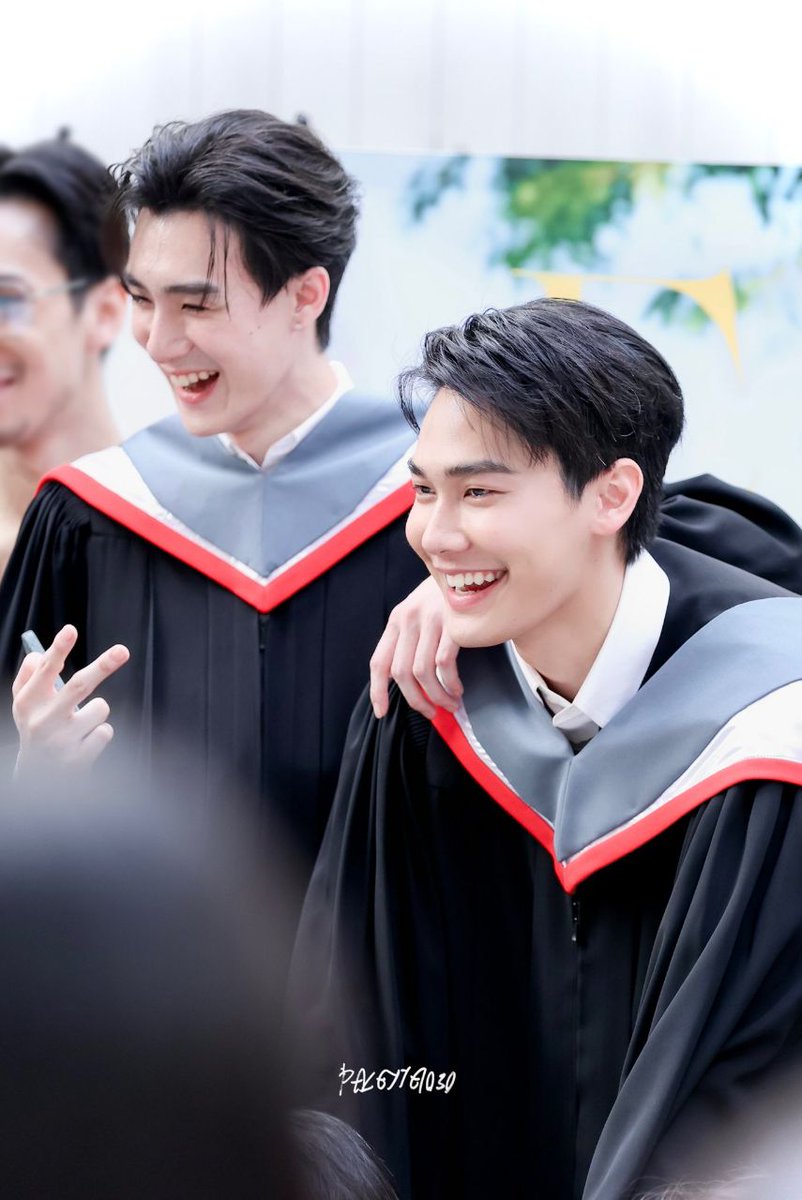 happinessmolli's tweet photo. graduation together✅️
working together✅️

congratulations dew jirawat sutivanichsak! for achiveing big step in life together with his beloved soulmate teeradach vitheepanich 🥳 https://t.co/yCgf7fwNFK