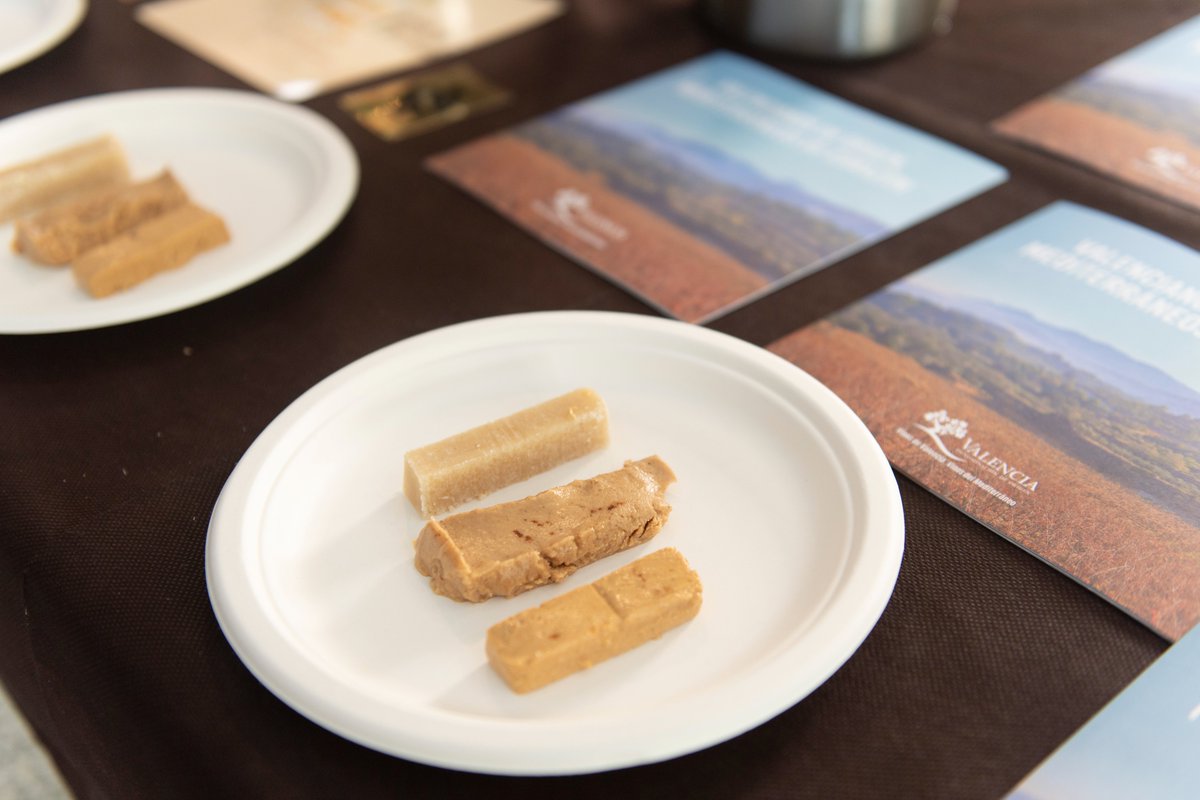 El #DíaMundialdelTurrón nos dejó un maridaje inolvidable: el Blanco Espumoso de Moscatel Reymós &amp; Turrón de Nieve, una combinación perfecta. ¿Te animas a probarlo? 🍾✨ #ElArteDelMaridaje