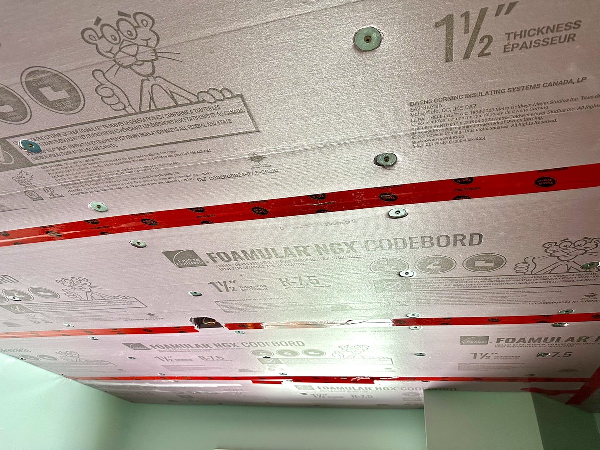 HuntHandi's tweet image. Many homes in cold climates experience ice dams &amp;amp; water leaks in winter. The cause is heat loss &amp;amp; inadequate attic ventilation .
Furthermore we see the roof design doesn’t allow enough insulation above the wall. I solve this with rigid foam under the ceiling, then new drywall.