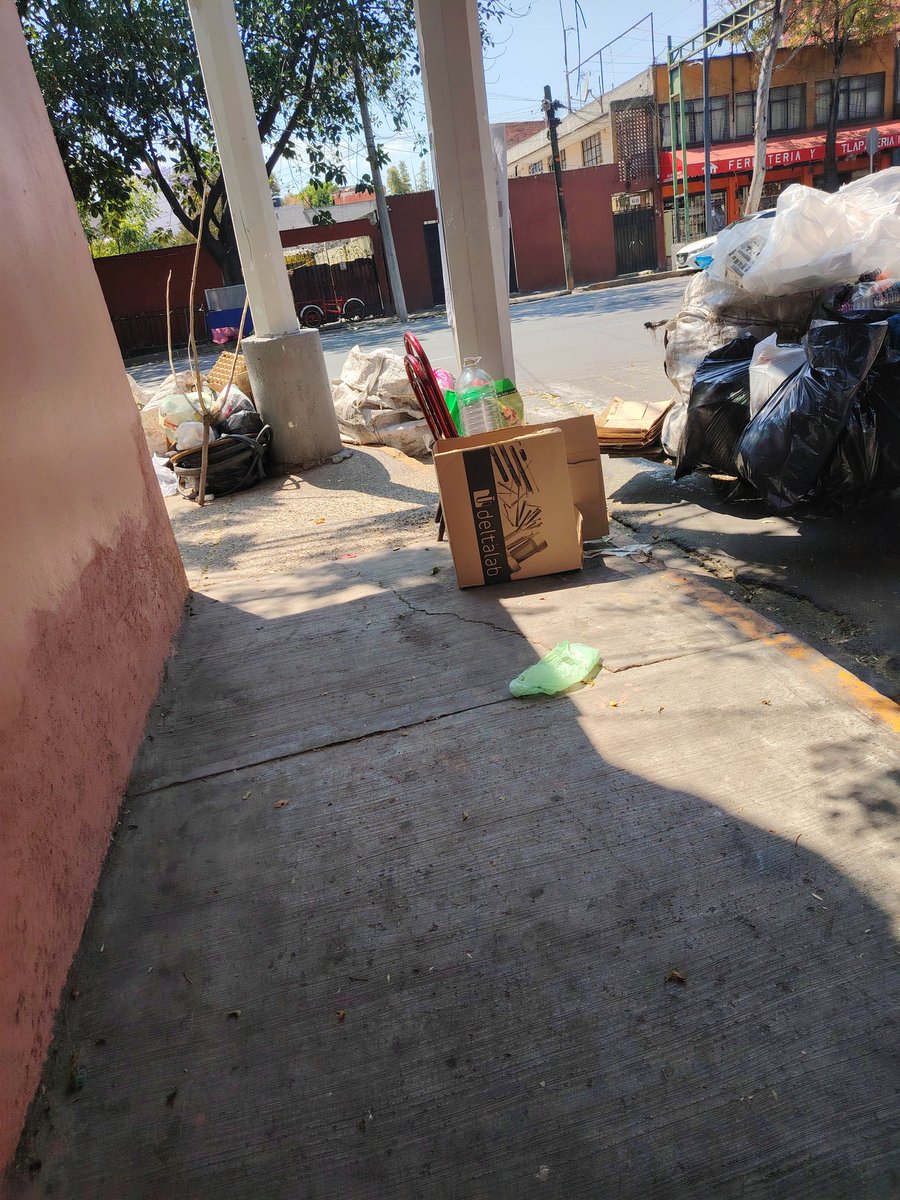 cesarin2783's tweet photo. Diario es lo mismo con las personas que recogen basura y la gente va a tirar su basura también. @Alc_Iztapalapa @SEDEMA_CDMX @locatel_mx porfavor hagan algo al respecto y que solicitamos rehabilitación de las personas de la basura. https://t.co/WAuHBbQPYu