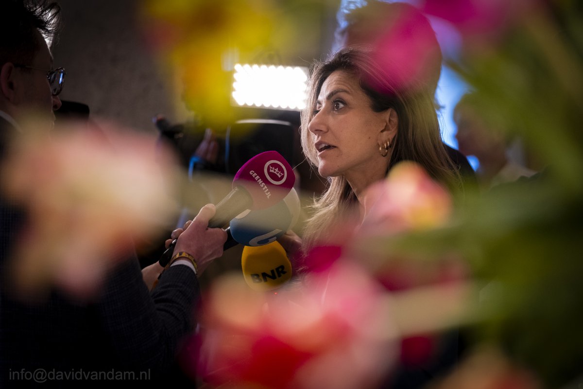 David van Dam (@daphid) on Twitter photo VVD leider <a href="/DilanYesilgoz/">Dilan Yesilgöz - Zegerius</a> staat de pers te woord bij de patatbalie (waar bloemen op staan) over onder andere de situatie in Oekraïne. Yeşilgöz vindt dat Europese landen snel moeten zorgen dat ze meer investeren in militaire slagkracht. VVD leider <a href="/DilanYesilgoz/">Dilan Yesilgöz - Zegerius</a> staat de pers te woord bij de patatbalie (waar bloemen op staan) over onder andere de situatie in Oekraïne. Yeşilgöz vindt dat Europese landen snel moeten zorgen dat ze meer investeren in militaire slagkracht.