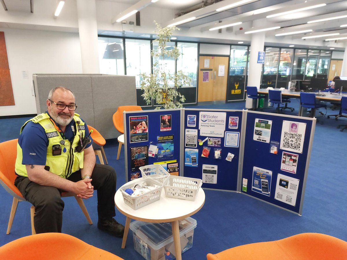 The team will be in the De Hav LRC tomorrow (Weds 5th) between 11 and 1. Come and see us for safety and security advice 👍 

#hertssu #reslife