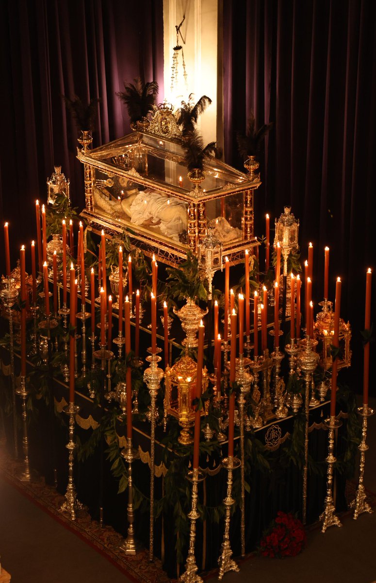 🕯 CULTOS | Altar del Solemne Quinario en honor y gloria de nuestro Amantísimo Titular, el Santísimo Cristo Yacente de la Paz y la Unidad. #CofradíasMLG

"Memento, homo, quia pulvis es, et in pulverem reverteris"