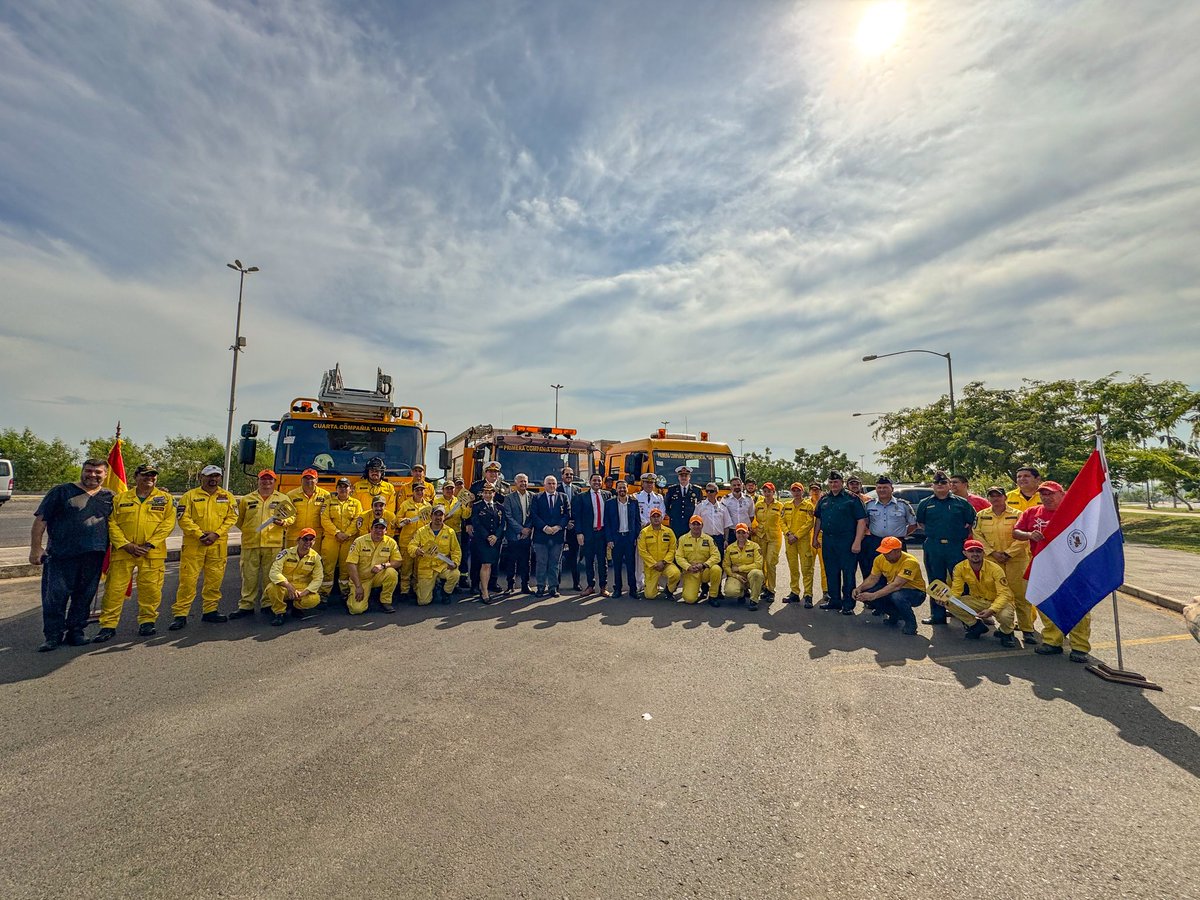 Ha sido un honor acompañar al Consorcio de Bomberos de Málaga <a href="/cpbmalaga/">CPB Málaga</a> esta mañana en la entrega de los 6 🚒 donados a <a href="/AmarillosCBVP/">Bomberos CBVP</a>. Estos gestos son un testimonio más de solidaridad y alianza entre 🇪🇸 y 🇵🇾
 <a href="/policia_py/">Policía Nacional del Paraguay</a> @minteriorpy