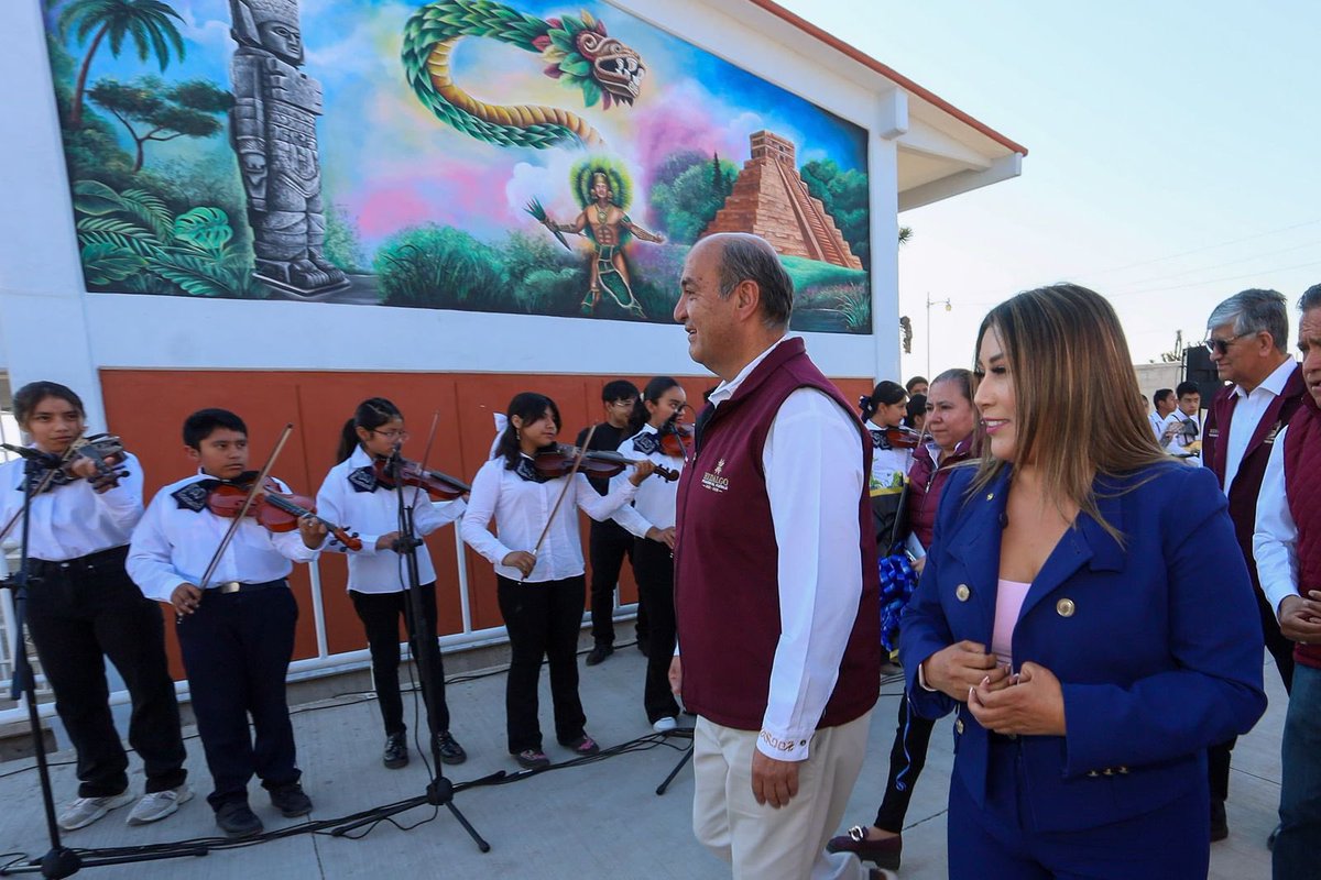 natycastrejonv's tweet photo. El gobierno de @juliomenchaca_ sigue trabajando para que el talento local de #Hidalgo tenga acceso a oportunidades de formación sin necesidad de salir del estado.

En esta ocasión, en la secundaria General "Quetzalcóatl" de #TezontepecDeAldama, donde fuimos recibidos con música de mariachi en un ambiente increíble, entregamos materiales y equipo para fortalecer el taller de alimentos.

¡Maestras y maestros, muchas gracias por su trabajo cotidiano!

#PrimeroLaEducación 
#NatyCastrejón
