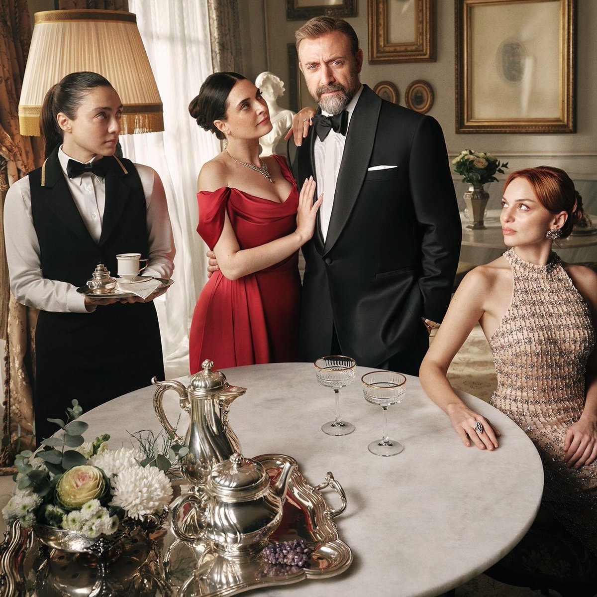 Bu adam oynadığı her dizide harem kurmak zorunda mı? #KralKaybederse