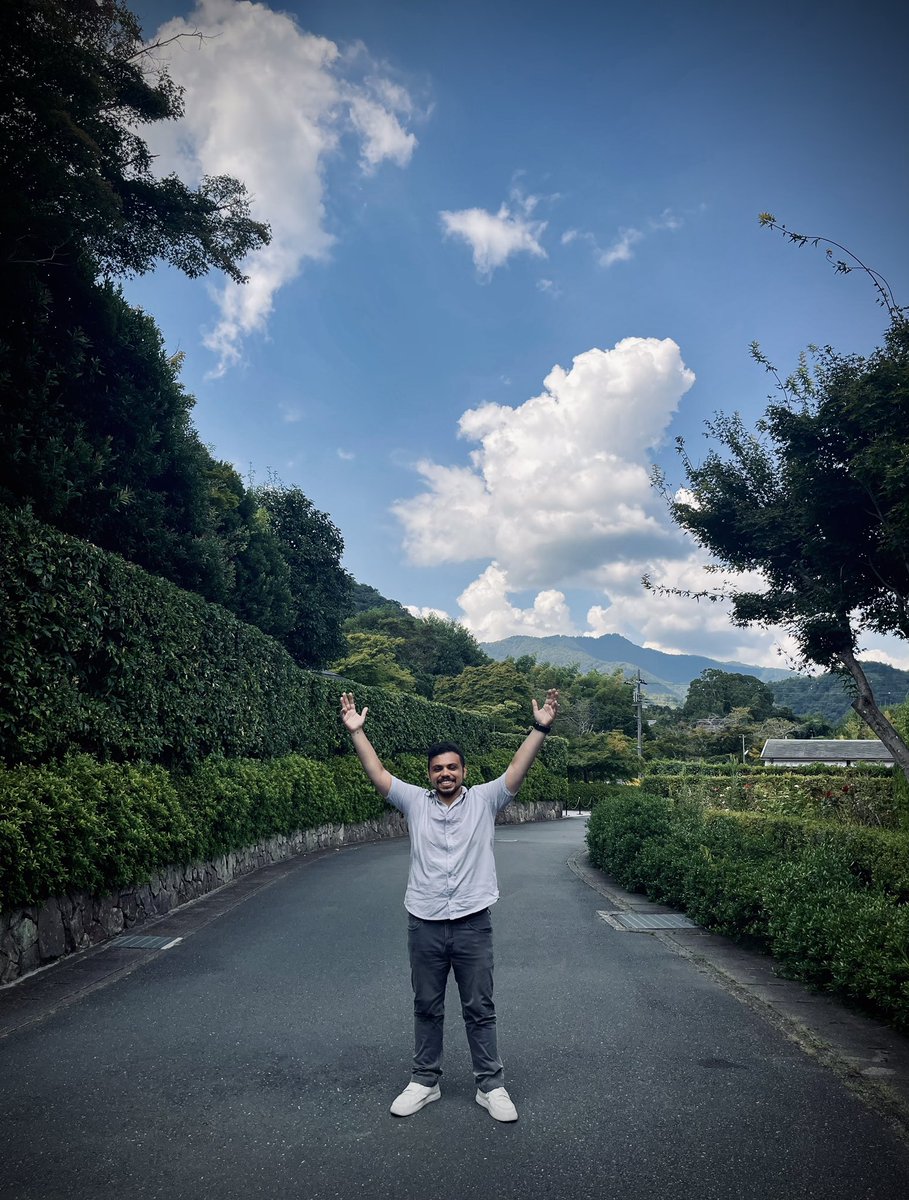 DoctorMisho's tweet photo. اول يوم بدأت فيه القناة كتبت في الوصف
"بداية حلم المليون"
كنت كاتبها علي سبيل التفاؤل وكدة
وساعتها كان اخر يوم امتحانات وعندي اجازة
فقومت اشتريت ارخص مايك لقيته بـ 250 جنيه 
 وروحت البيت سجلت اول فيديو ليا
...... و  عدي ٦ سنين

Officially one Million subscribers 🥇 https://t.co/2TWUCv9GYc