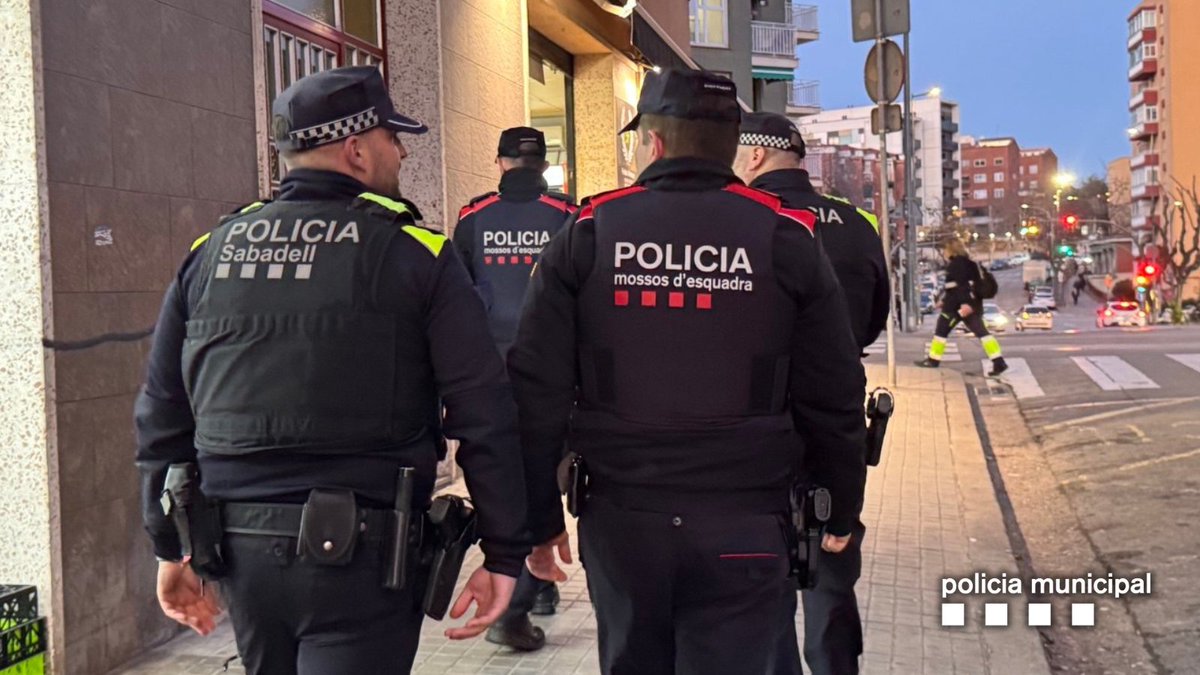#INFOPMS 🚔 Avui fem controls conjunts amb <a href="/mossos/">Mossos</a> a l’avinguda Matadepera i al barri de Can Rull

🔎 Dispositiu per garantir la seguretat als espais públics

👮‍♀️👮‍♂️ Proximitat i col·laboració al servei de la ciutadania

#PoliciaSabadell #Seguretat #Proximitat #Sabadell