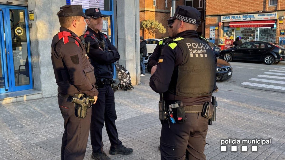 PoliciaSabadell's tweet photo. #INFOPMS 🚔 Avui fem controls conjunts amb @mossos a l’avinguda Matadepera i al barri de Can Rull

🔎 Dispositiu per garantir la seguretat als espais públics

👮‍♀️👮‍♂️ Proximitat i col·laboració al servei de la ciutadania

#PoliciaSabadell #Seguretat #Proximitat #Sabadell https://t.co/pmxZTVM7Zg