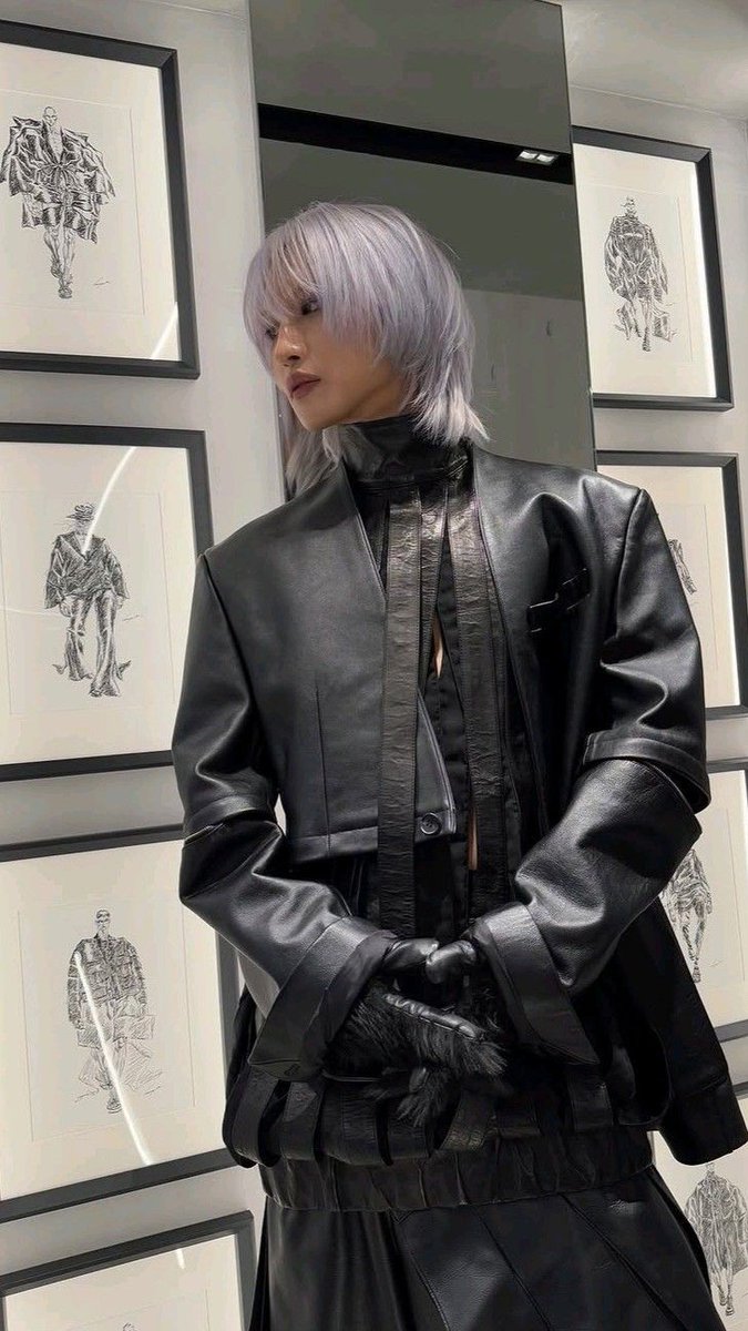 TOKIORISE's tweet image. Mooties, this fit cost me 5000 dollars, and now I can't pay rent. Be a real one and throw some bands my way. Are we rocking with the new hair? Yay or nay?