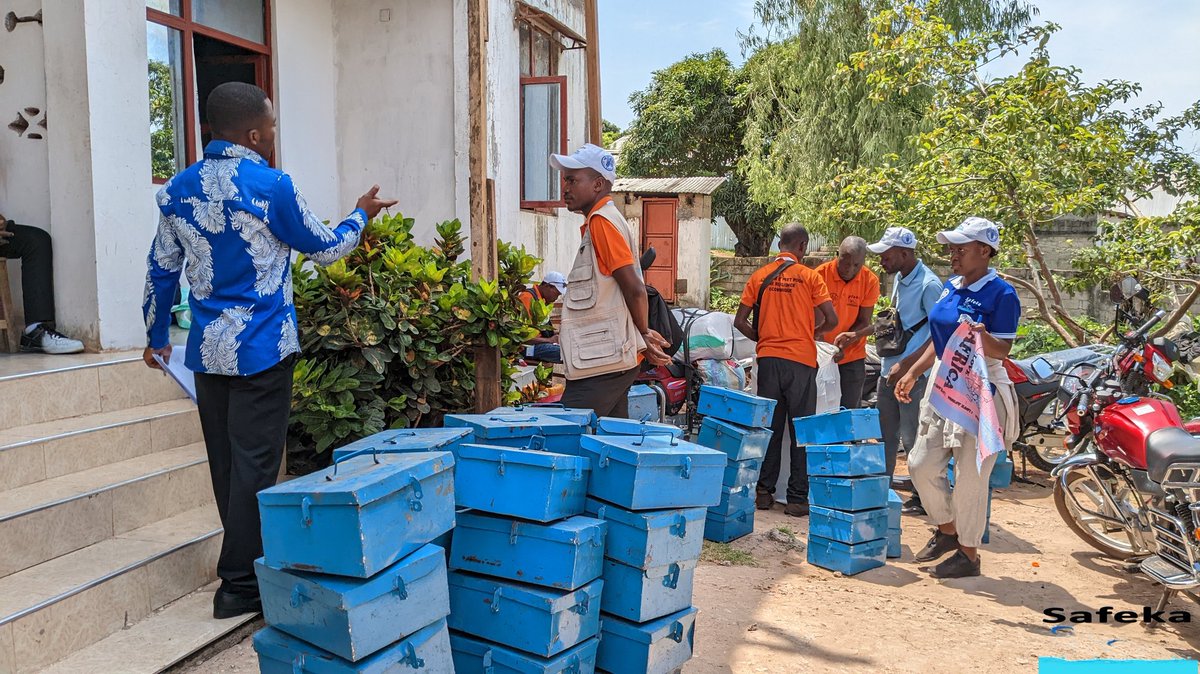 safeka15's tweet photo. Déploiement des kits AVEC !

Premier lot de matériel et fournitures en route vers les sites d’implémentation ! Ces kits permettront aux communautés de mieux gérer leur épargne et renforcer leur autonomie financière.

#AVEC #ÉpargneSolidaire #SAFEKA #Tanganyika  #FAO https://t.co/OVFtFYGDKk