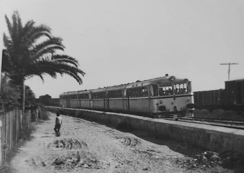 Dos composiciones de tres coches del Ferrobús FER 591.300 a su paso por Los Prados (Málaga), año 1967. Foto: Jose Manuel Ponce Ortega #EuropaTren #instarailtren #Renfe #Ferrobus #Schienenbus #Andalucia #FelizMartes