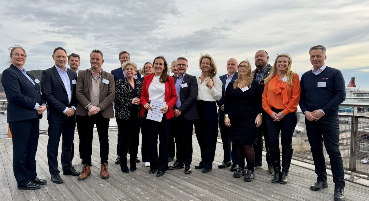 Alle om bord! Denne gjengen her har akkurat signert en samarbeidserklæring om likestilling i maritim næring. Veldig bra!