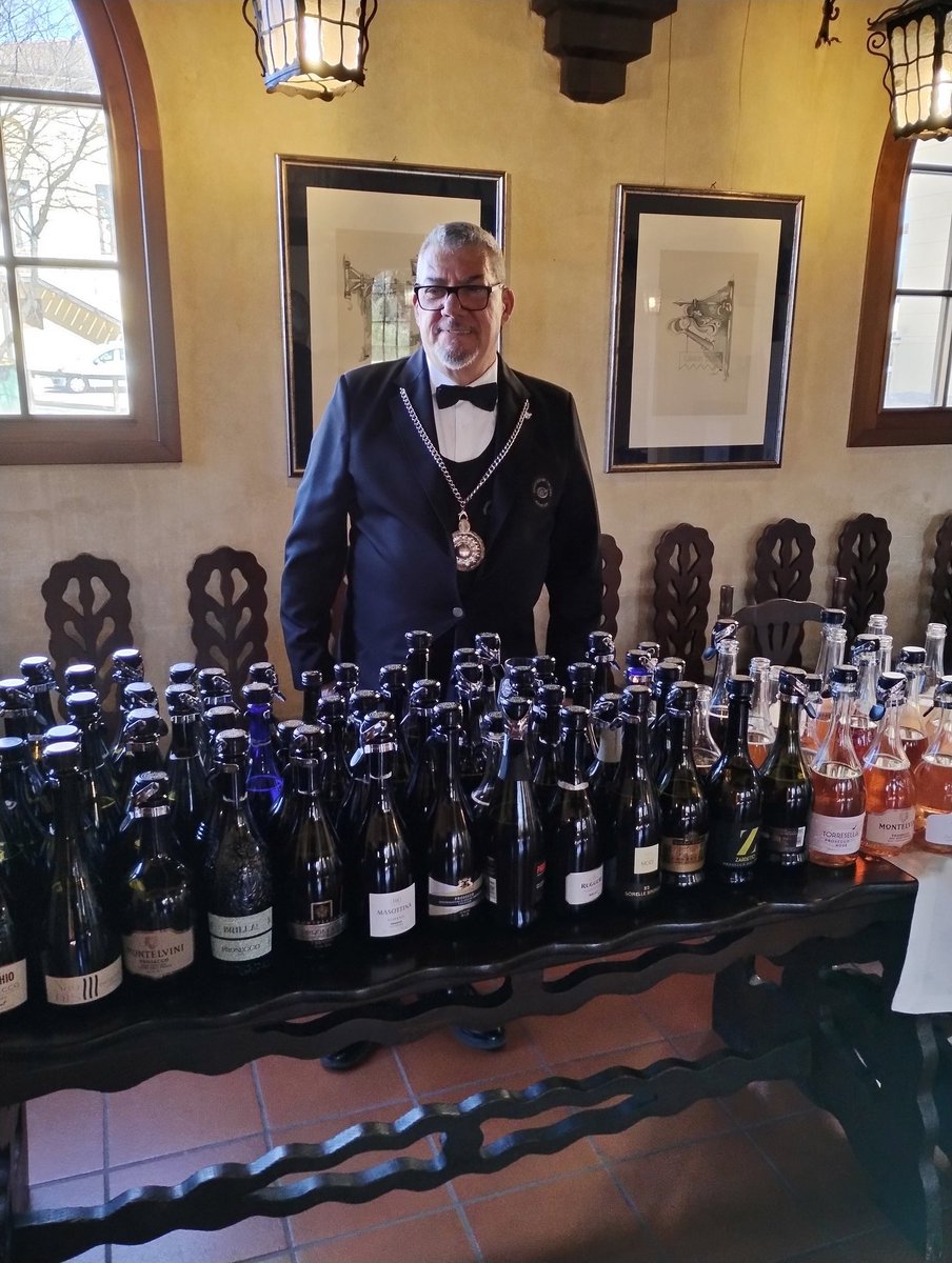 Back on the road after 3 years of being unable to fly for health reasons and would like to thank sommelier Francesco Giuliano for such a splendid and friendly job of pouring Prosecco DOC for me. Tomorrow it will be Conegliano Valdobbiadene Prosecco Superiore DOCG.