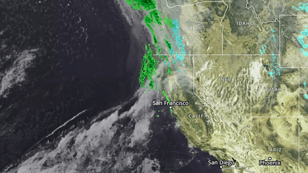 KTLA's tweet photo. WEATHER ALERT 💨 Storm closing in on Southern California could bring ‘weak tornadoes’ https://t.co/a7u3r6vQUm https://t.co/ItiwZg4Kov