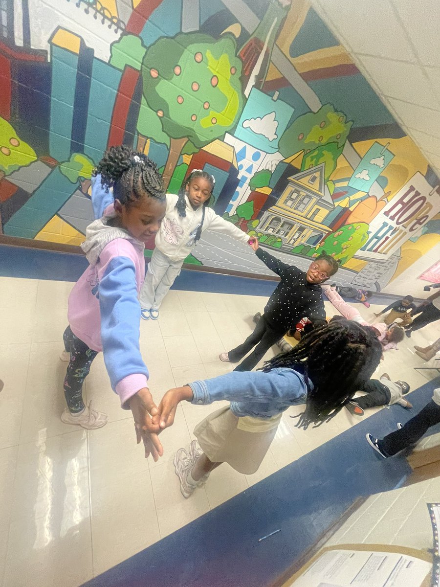 HopeHillElem's tweet photo. No internet... no problem 🥳! Our second graders got busy making tableaux using shapes 🔸▪️🔻. #STEAM@Hope-Hill #solve problems creatively @docstem @aps_steam #artsnow https://t.co/HpJuwSlIRy