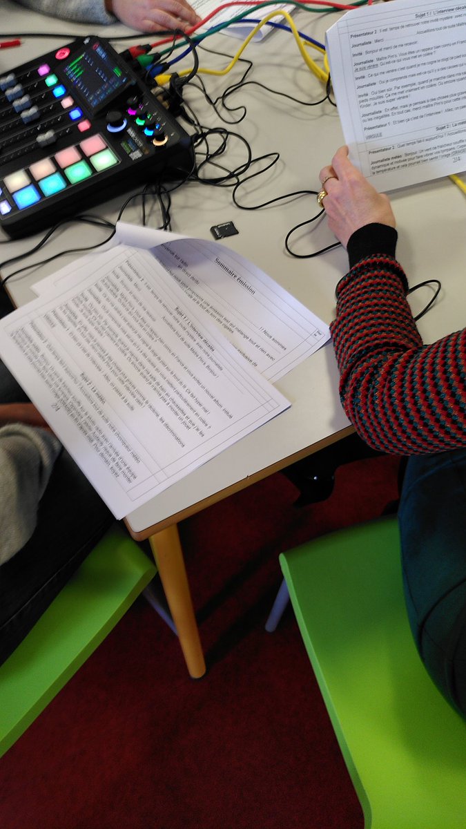 DParis36's tweet image. En direct du collège Maurice Genevoix de Romorantin : Stage établissement sur le projet #webradio : fondamentaux de l’EMI, écriture radio et maintenant des profs au micro ! 🎤 🎧Une formation #educmédiasinfo proposée par le @Clemi_ot