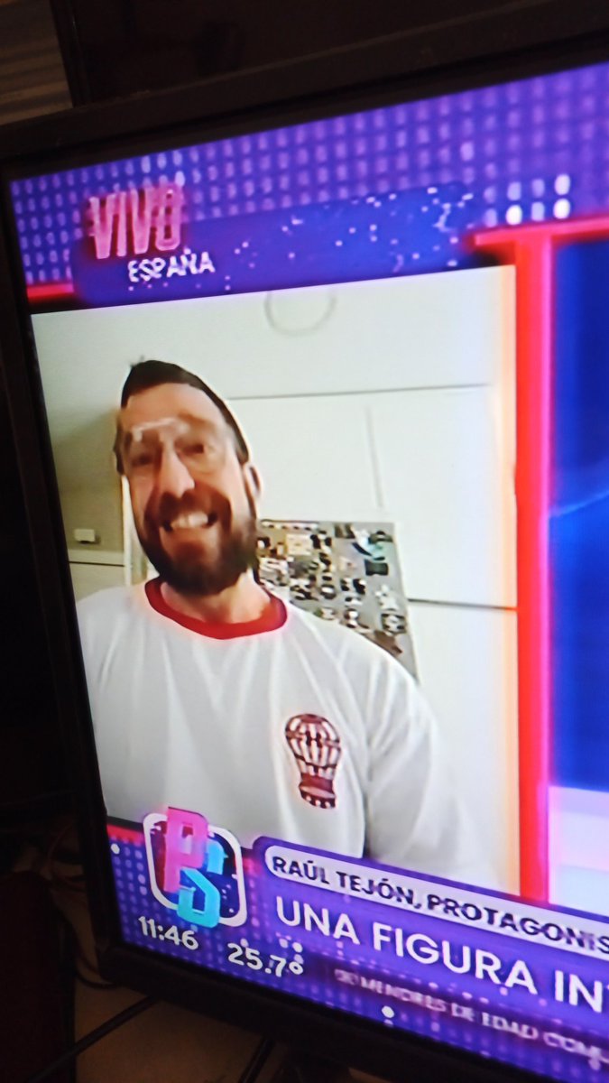 Mi querido <a href="/CAHuracan/">CA Huracán</a> viendo entrevista en #puroshow a #raultejon protagonista de #machosalfa #españa #netflix con nuestra camiseta como quemera estoy feliz !! Gx <a href="/RTejon/">Raúl Tejón</a>