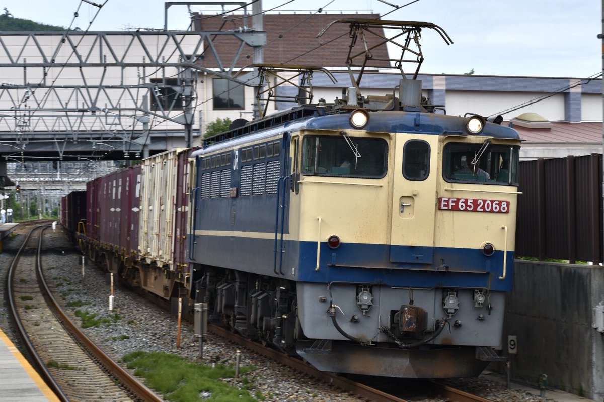 Sakufam_el's tweet photo. 【惜別・EF65-2068】

今や数えきれないほど撮影してきた四国運用5087レですが、2019年にそれを初めて撮影した時の牽引機が2068号機でした。関西に越して、かつ貨物列車に興味を持ってすぐだったので、見たことのない機関車が来て驚いたのをはっきり覚えています。 https://t.co/1m2fEtkdEe