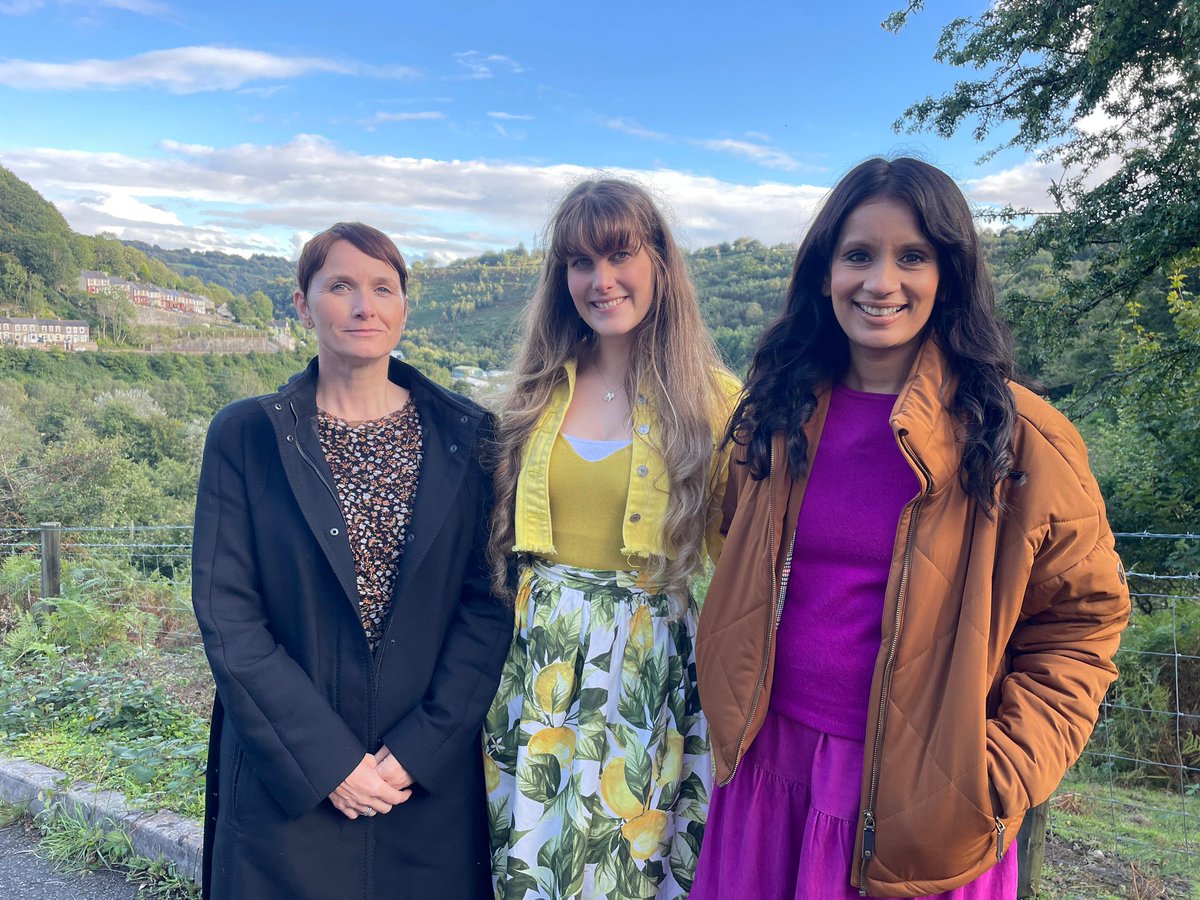 🐴 No horsin’ around on today’s brand new episode of <a href="/Escape_Country/">EscapeToTheCountry</a> in South Wales. We are serious about finding a home with a budget of £180,000 🏡 
📺 3pm <a href="/BBCOne/">BBC One</a> &amp; <a href="/BBCiPlayer/">BBC iPlayer</a> 
#escapetothecountry #donkeys #properties #breconbeaconsnationalpark #bannaubrycheiniognationalpark