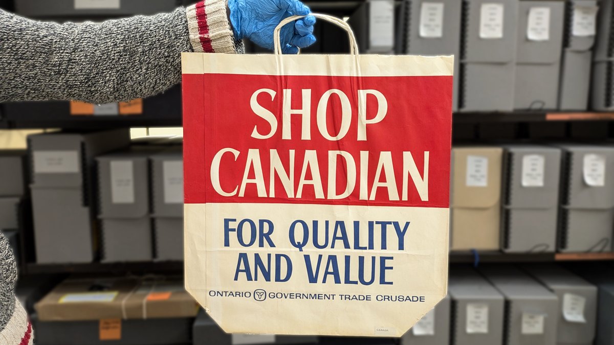 torontolibrary's tweet image. We preserve all sorts of historical artifacts—even shopping bags. 🛍️

This paper bag promoted the “Ontario Trade Crusade,” which dates back to 1962. It urged Ontarians to buy local to support local jobs.

Preserved in our Baldwin Collection of Canadiana: tpl.ca/baldwin