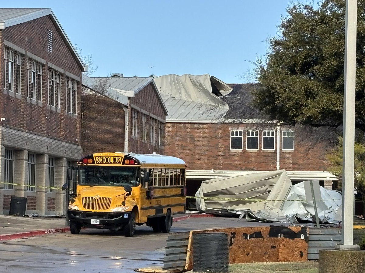 Abraham Mendoza (@abrahammendozaf) on Twitter photo 🔴 Daños por la tormenta de esta mañana en #Plano West High School, las clases no están suspendidas pero se pide a los estudiantes evitar el área, parte del techo se desprendió debido a los fuertes vientos <a href="/Telemundo39/">Telemundo 39</a> #Texas 🔴 Daños por la tormenta de esta mañana en #Plano West High School, las clases no están suspendidas pero se pide a los estudiantes evitar el área, parte del techo se desprendió debido a los fuertes vientos <a href="/Telemundo39/">Telemundo 39</a> #Texas