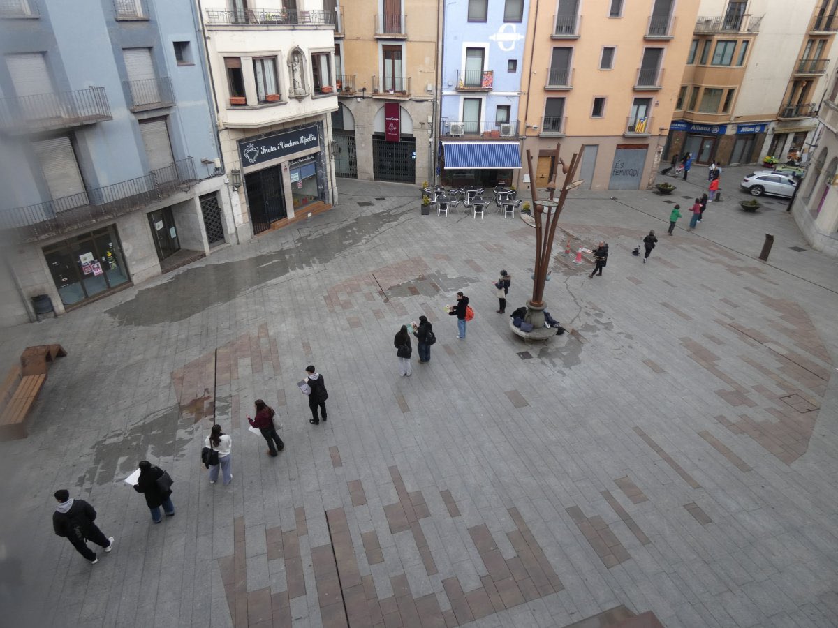 ⚠️ Cadena humana a Ripoll per traslladar una exposició censurada per Sílvia Orriols el9nou.cat/osona-ripolles…