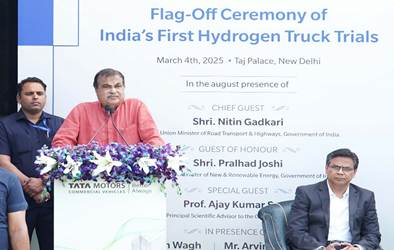 ddyadagirinews's tweet image. కేంద్ర మంత్రులు @nitin_gadkari, @JoshiPralhad న్యూఢిల్లీలో హైడ్రోజన్-ఎనర్జీతో నడిచే హెవీ-డ్యూటీ ట్రక్కుల మొట్టమొదటి ట్రయల్స్‌ను జెండా ఊపి ప్రారంభించారు.

#HydrogenTrucks #SustainableTransport #GreenHydrogen