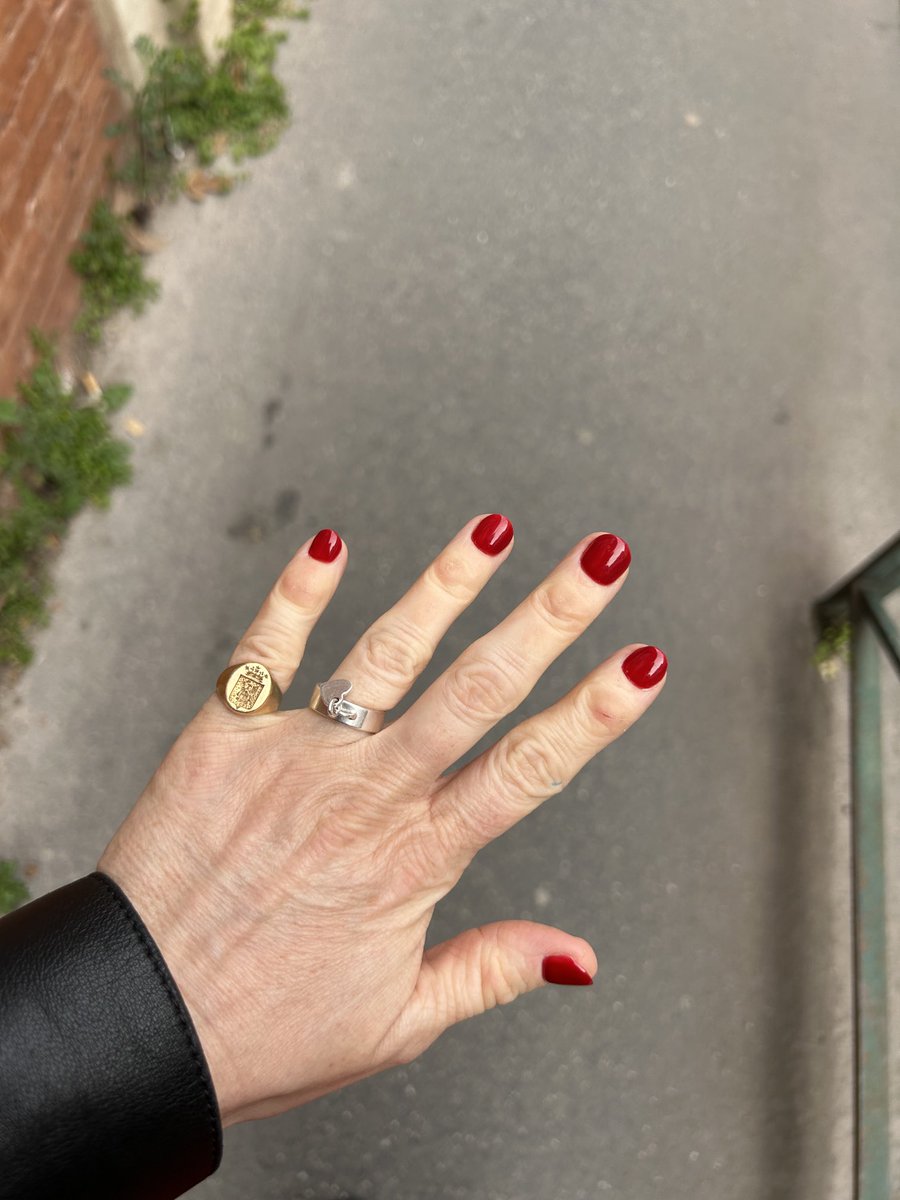 la_justiciere_'s tweet image. En sortant de chez ma #manucure je contemplais mes #ongles franchement manucurés et 1 mec qui passait par là m’a dit « on vous baiserait les #mains » m’a regardé et a terminé par « on vous baiserait tout court » voilà voilà 😳💅