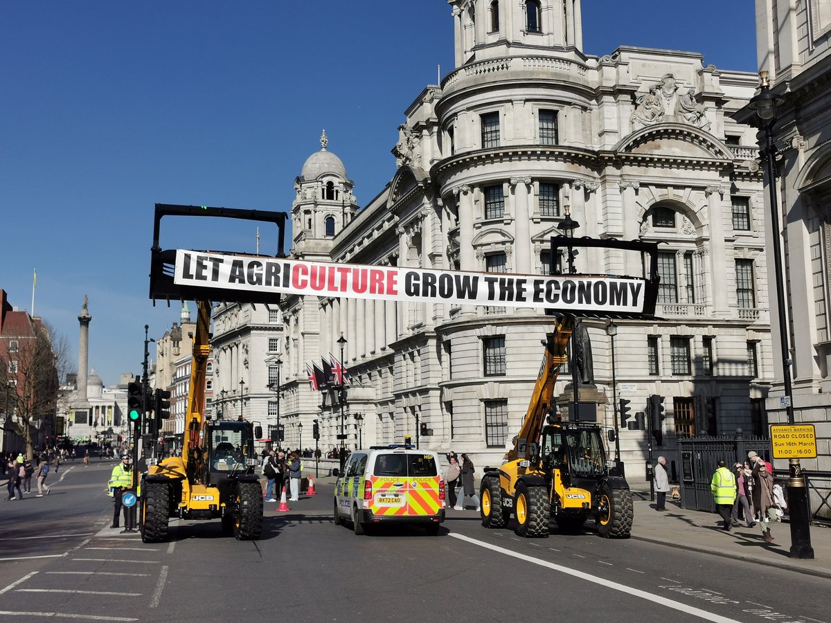 PhilipCaseFW's tweet image. In Photos: Defiant farmers vow they 'won't back down' in fight to overturn the Labour government's farm #inheritancetax plans 🚜💪 #PancakeDayRally #BackBritishFarming #Starmer