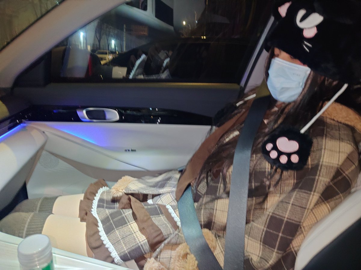 衣服里面是什么呢？好难猜呀
📷：<a href="/nicoexcited/">江泽妮可</a>
#绳缚 #露出 #捆绑