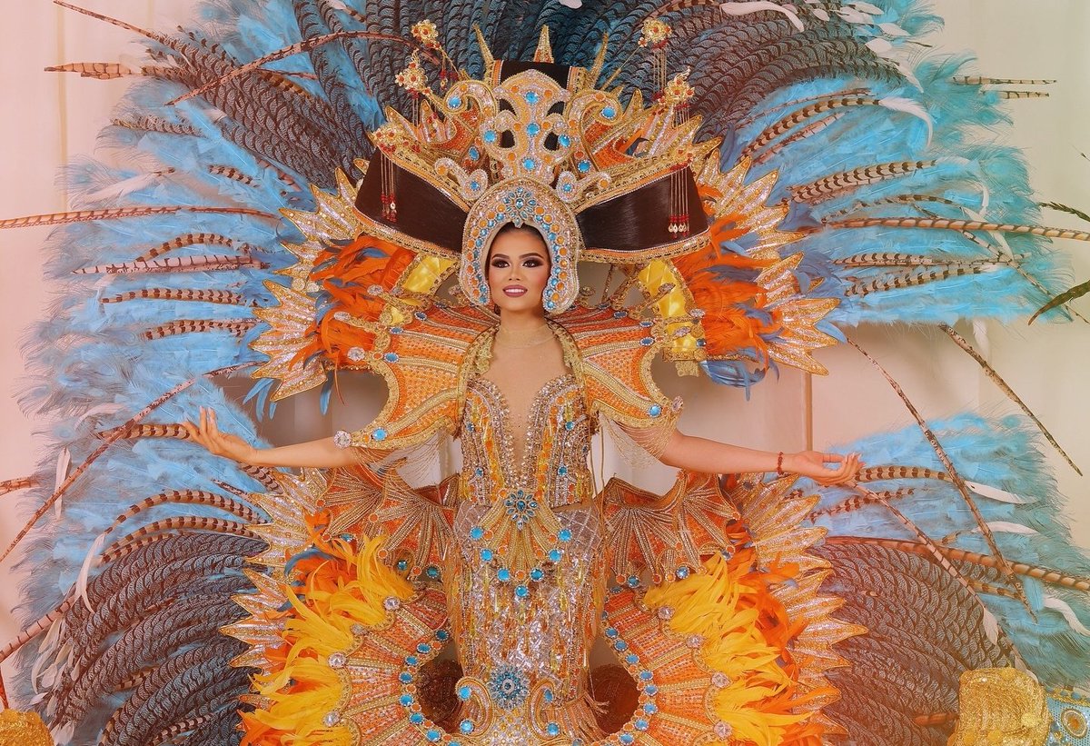 ¡Solo Calle Arriba, supera a Calle Arriba! Fabulosa salida nocturna de lunes de carnaval 2025.