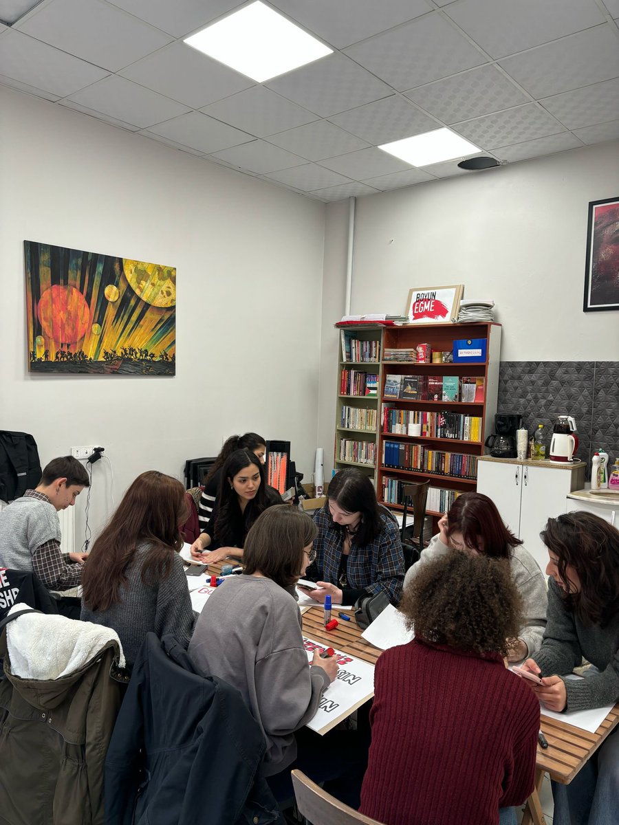 Semt evimizde dövizlerimizi hazırlamak için bir araya geldik, #8mart ta alanlarda buluşmak üzere ✊🏼
<a href="/kadindayanismak/">Kadın Dayanışma Komiteleri</a>