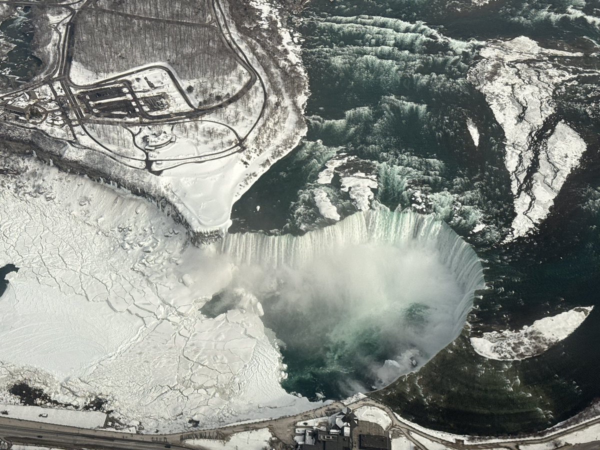 wffexperience's tweet image. Un souvenir inoubliable pour notre groupe de passionnés avec un vol au dessus des chutes du Niagara juste avant #WWERaw 😍