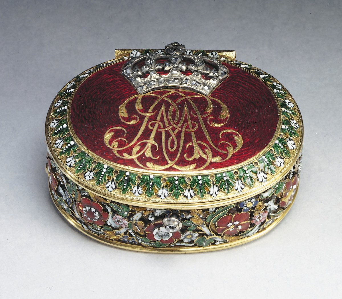 Queen Mary II's patch box c.1694  Face patches were highly fashionable at this time. The queen's accounts show that during the last year of her life she was regularly buying 'paper for patches' costing 1s. a sheet from her milliner.  (Royal Collection Trust, HM CIII)