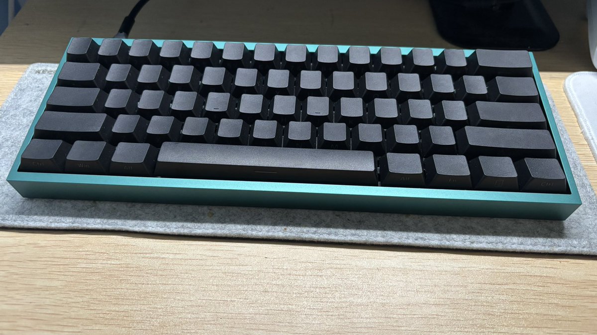 初めてキーボード組み立てたけどめっちゃいい　キーキャップいい色のやつないかな〜