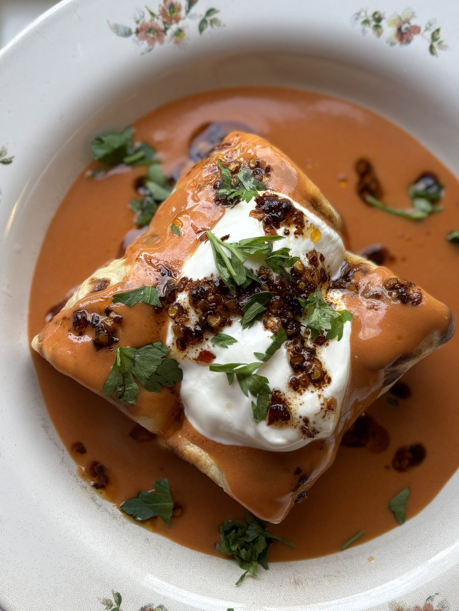 Celebrating Pancake Day with these fabulous Hungarian crêpes, known as Hortobágyi Palacsinta. The crêpes are filled with a beef ragù, I then strained some of the sauce and thickened it with sour cream mixed with flour. It’s served with more sour cream on top, parsley, chilli oil.