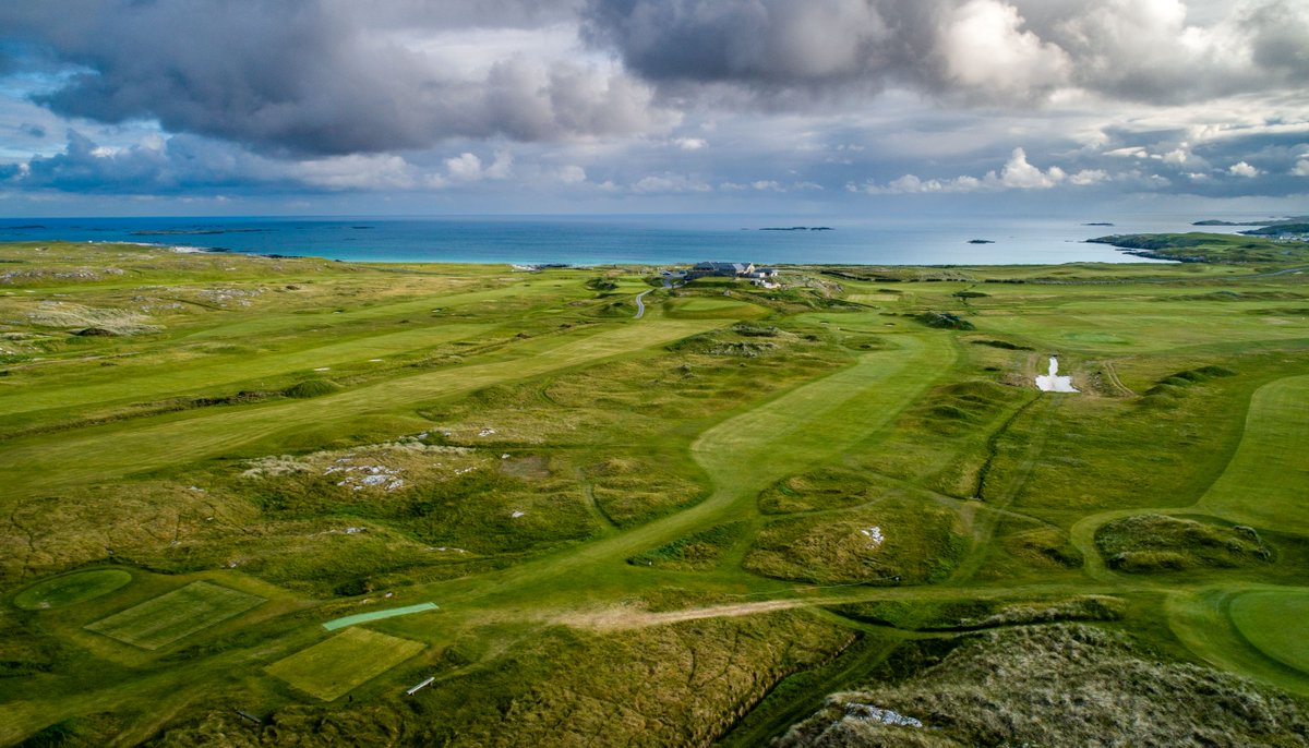 Experience the magic of Connemara this summer! 🏌️‍♂️⛳️ With stunning views of the Atlantic Ocean and the majestic Twelve Bens mountains, Connemara Golf Links offers an unforgettable golfing experience in one of Ireland’s most beautiful landscapes. 🌄

 #IrishGolf #GolfIreland