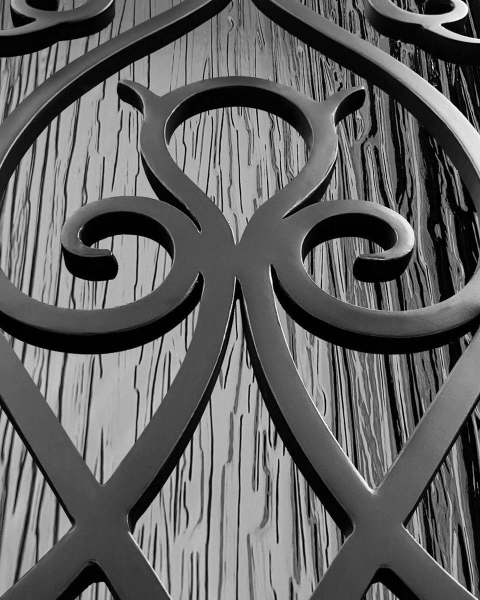 IWantThatDoor's tweet photo. Grand entrances start here. The Florence double door blends classic beauty with modern durability, featuring intricate scrollwork and elegant glass panels.

#LuxuryEntryway #TimelessElegance #IronDoorDesign #CustomIronDoors #ElegantHomes #HomeInspiration #ArchitecturalBeauty https://t.co/UUod17tiQt