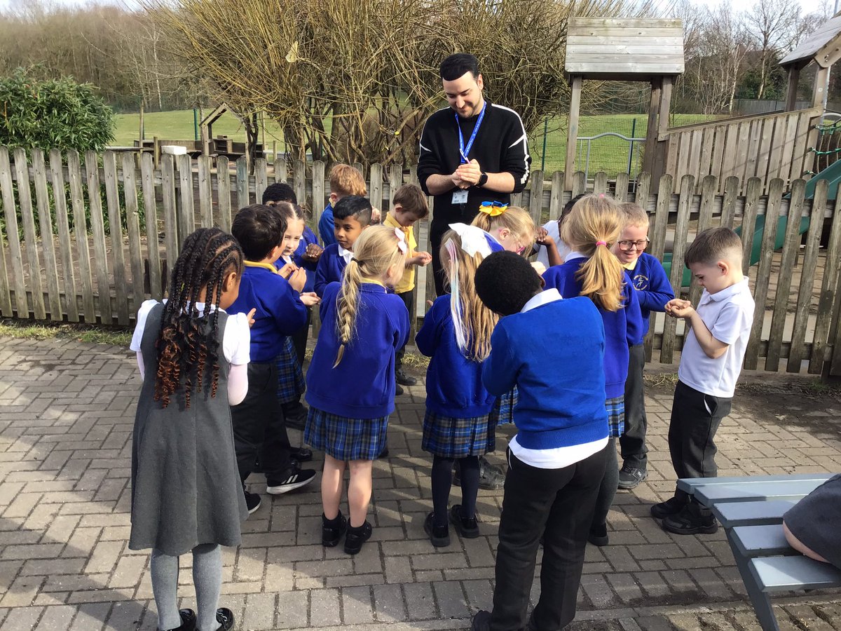 CanonYearOne's tweet image. We then covered the beads with our hands to see if they changed back to normal, and they did. The colour went away because the UV rays could not get to the beads. #CSPSScience @CanonSharples @LT_Trust @Cornerstonesedu 🌞
