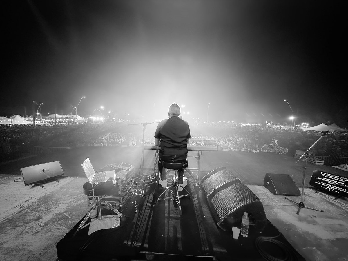 Buen feriadooo amigos!!! Aquí preparándonos para los próximos shows! 
Nombra acá abajo 👇 la ciudad donde debería ir si o si este año 💜