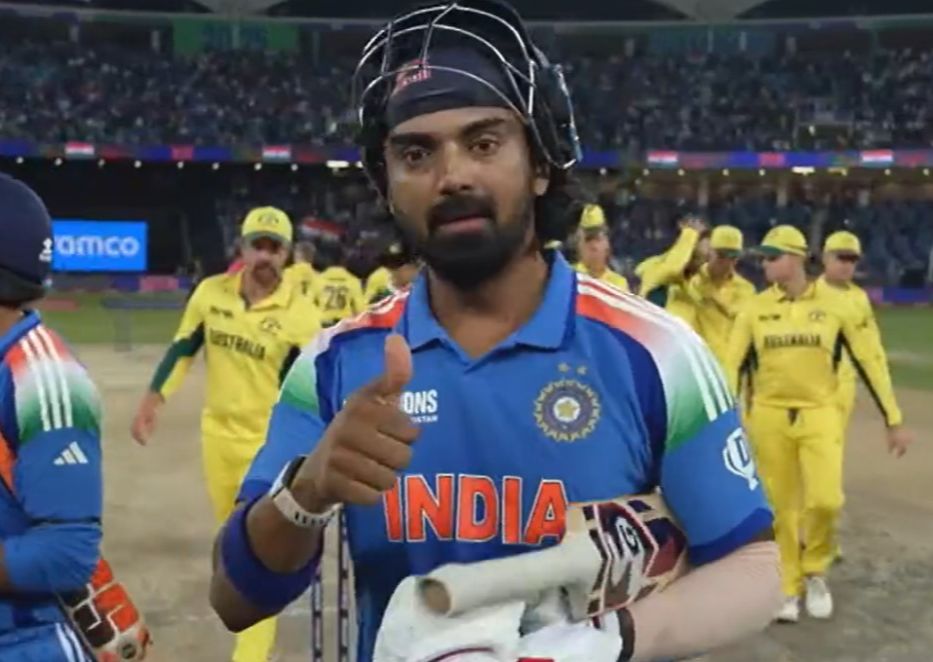 "If your name is Rahul and you're from Bengaluru... you'll do anything for your team"

 - Harsha Bhogle 🎙️

📸: JioHotstar | #PlayBold #ನಮ್ಮRCB #CT2025 #AUSvIND