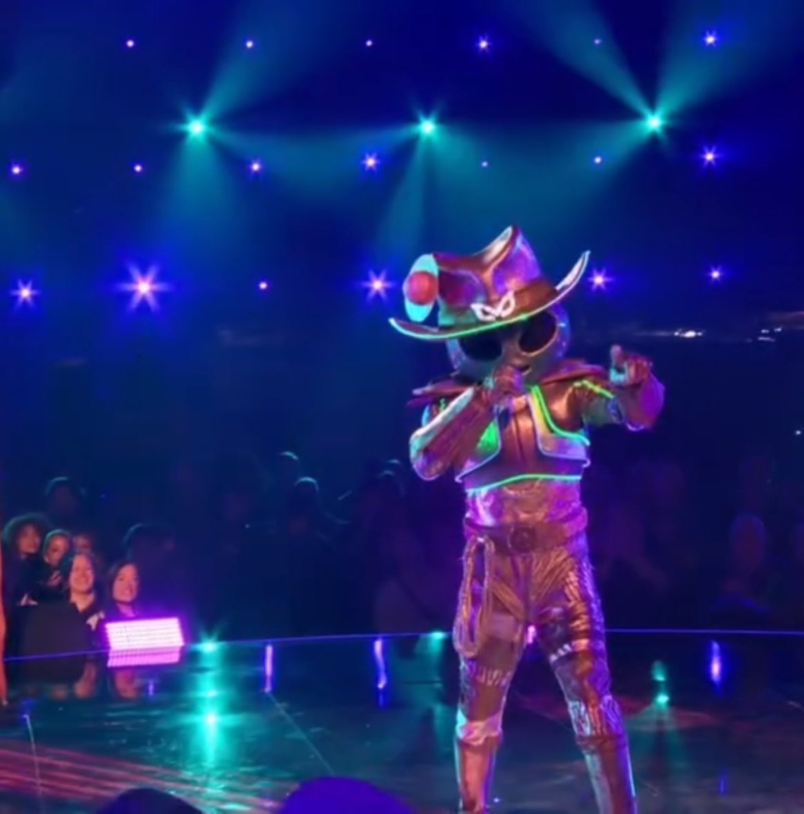 His performance was actually kinda decent??

(He’s def going home tho 😔)
(Also I apologize for the poor quality, this is what happens when you save stuff from Instagram-)

#themaskedsinger