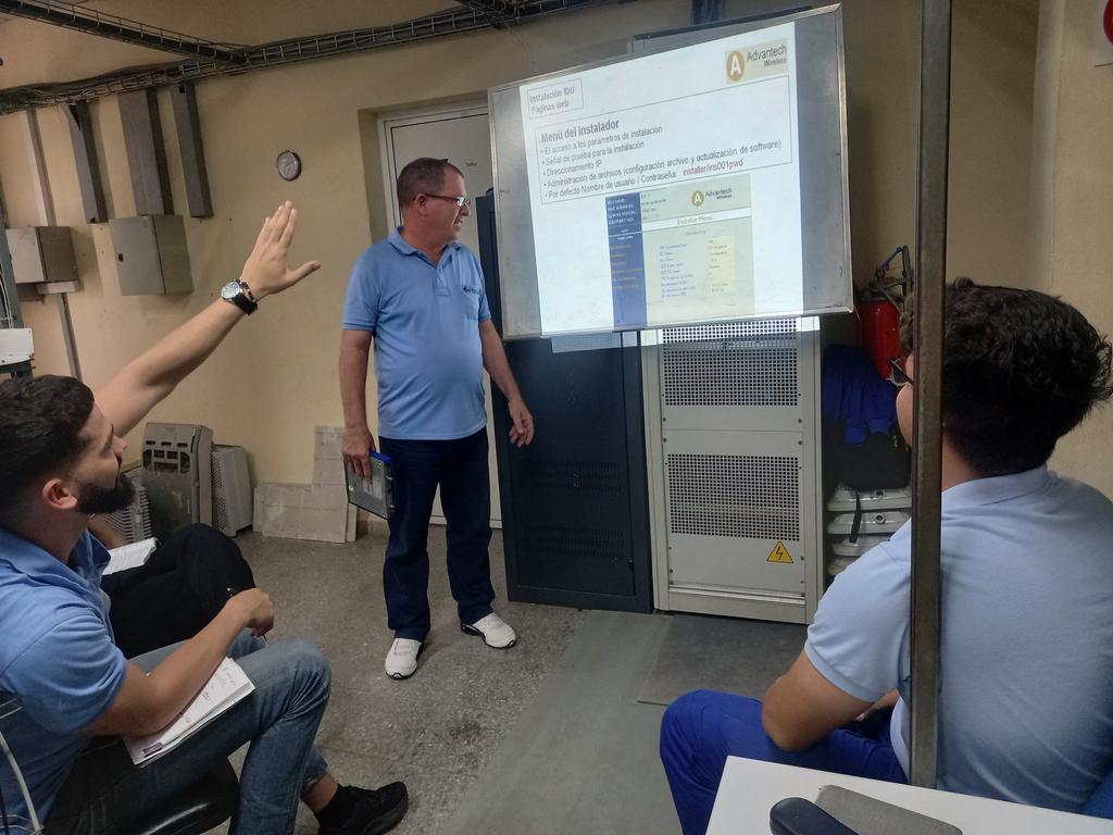 garcia_yec52416's tweet image. Se desarrolla en #Etecsa_PinardelRío Curso de Actualización del Sistema VSAT Advantech, con el objetivo de fortalecer los conocimientos y las habilidades del personal que trabaja con este Sistema de Comunicación, logrando mayor eficiencia en la operatividad de esta red.
