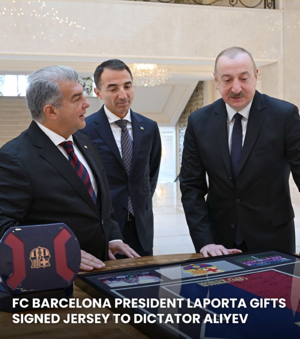 #ArmenianPride 🇦🇲 (@_artaxias_) on Twitter photo Le FC BARCELONE : "Beaucoup plus qu’un club » 🙄
<a href="/JoanLaportaFCB/">Joan Laporta Estruch🎗</a>, président du <a href="/fcbarcelona_fra/">FC Barcelona</a> , vient d'offrir au pétro-dictateur azerbaïdjanais 🇦🇿 Ilham Aliyev un maillot signé par les joueurs du club, lors d'une visite à Bakou !
Il y a même un projet d’académie de football Le FC BARCELONE : "Beaucoup plus qu’un club » 🙄
<a href="/JoanLaportaFCB/">Joan Laporta Estruch🎗</a>, président du <a href="/fcbarcelona_fra/">FC Barcelona</a> , vient d'offrir au pétro-dictateur azerbaïdjanais 🇦🇿 Ilham Aliyev un maillot signé par les joueurs du club, lors d'une visite à Bakou !
Il y a même un projet d’académie de football