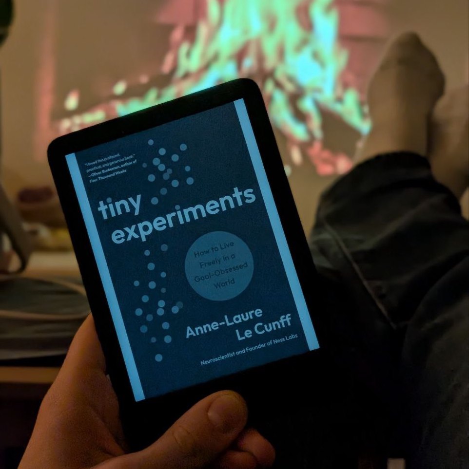 Nice and cozy, ready for a night of reading through <a href="/neuranne/">Anne-Laure Le Cunff</a>'s Tiny experiments book 🤩
